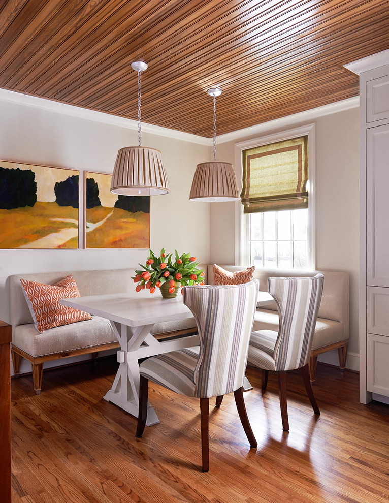 Klassische Wohnküche mit beiger Wandfarbe und braunem Holzboden in Charlotte