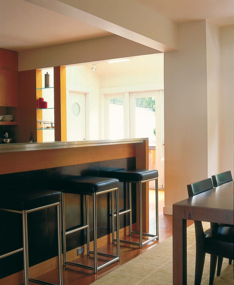 Modern inredning av ett kök med matplats, med beige väggar