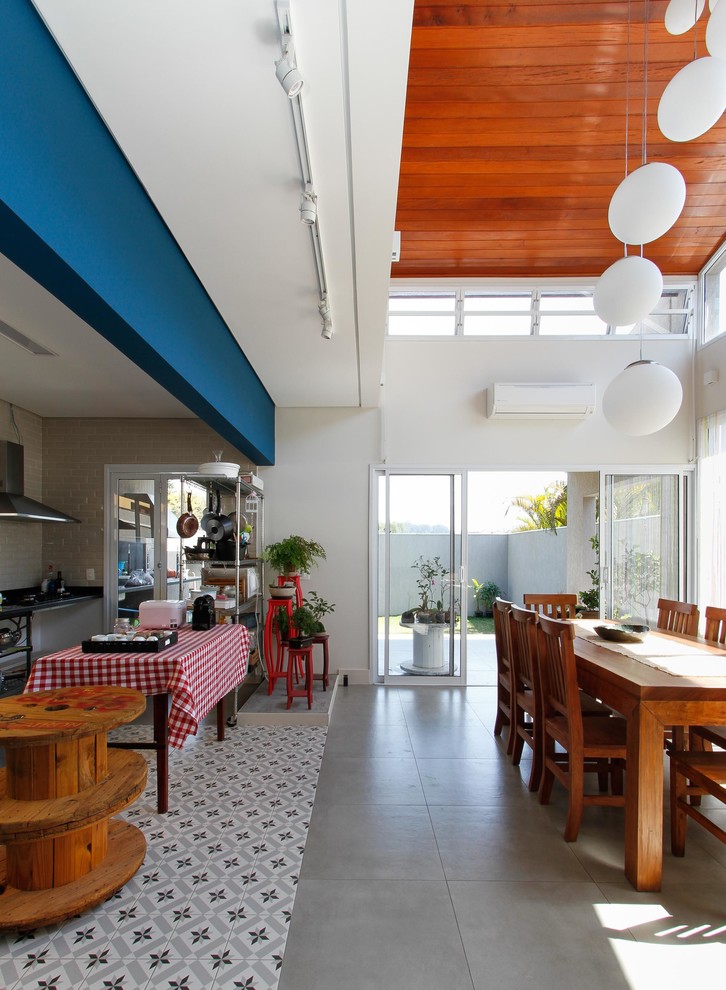 Idee per una grande sala da pranzo design con pareti blu, pavimento in cemento e pavimento grigio