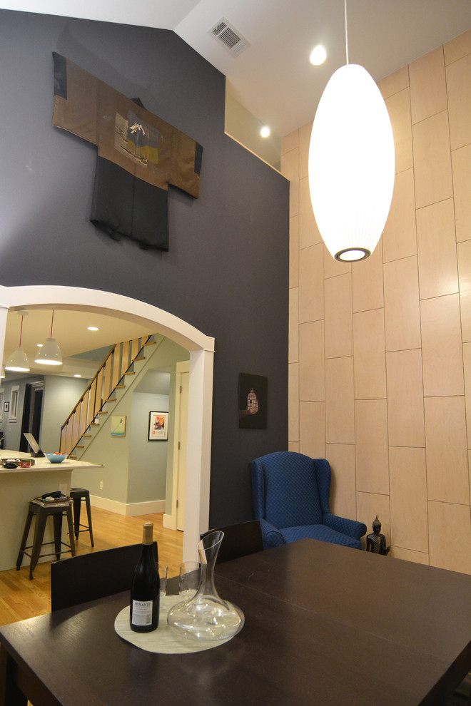 Foto de comedor actual pequeño cerrado con paredes azules y suelo de madera en tonos medios
