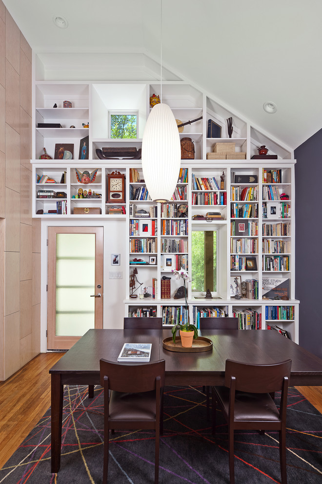 Geschlossenes, Kleines Modernes Esszimmer mit braunem Holzboden in Austin