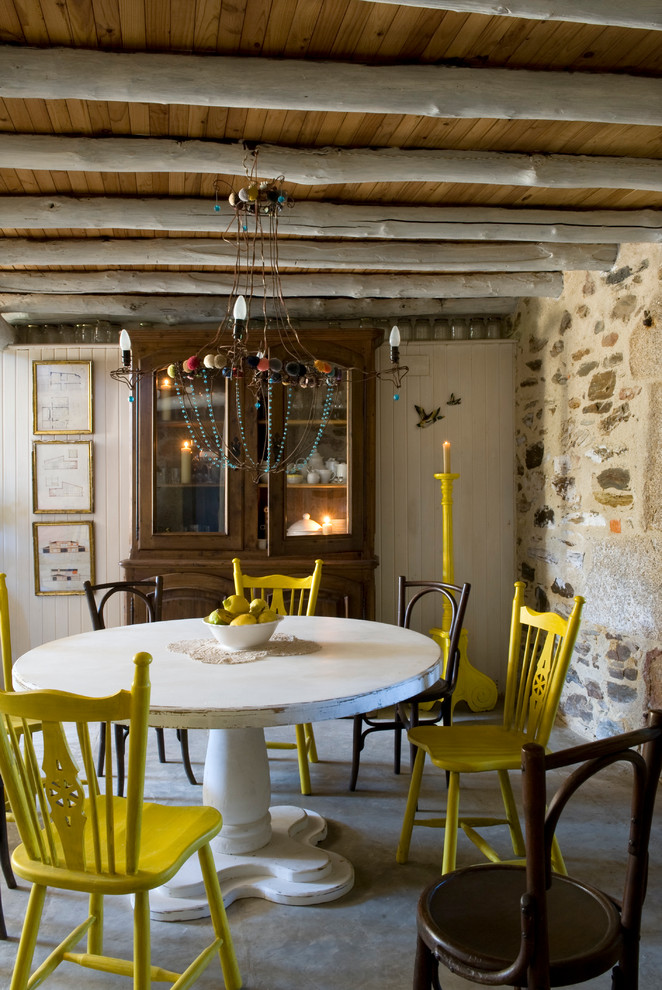 Réalisation d'une salle à manger champêtre fermée et de taille moyenne avec un mur beige, sol en béton ciré et aucune cheminée.