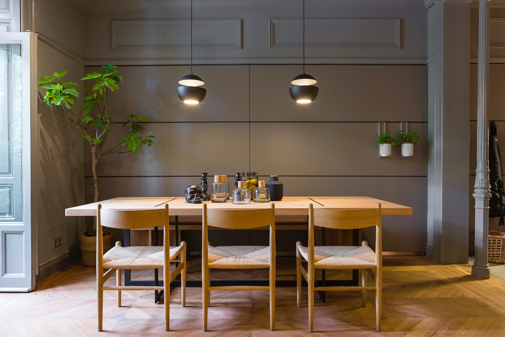 Inspiration för mellanstora moderna kök med matplatser, med grå väggar, ljust trägolv och brunt golv