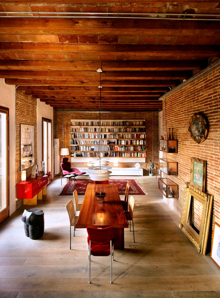 Immagine di una grande sala da pranzo aperta verso il soggiorno design con pavimento in legno massello medio