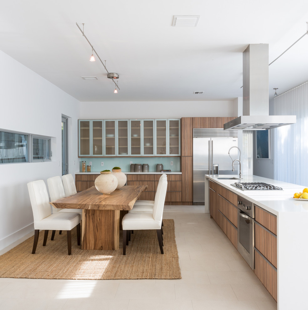 Cette image montre une salle à manger ouverte sur la cuisine design de taille moyenne avec un sol en carrelage de céramique, un mur blanc et éclairage.