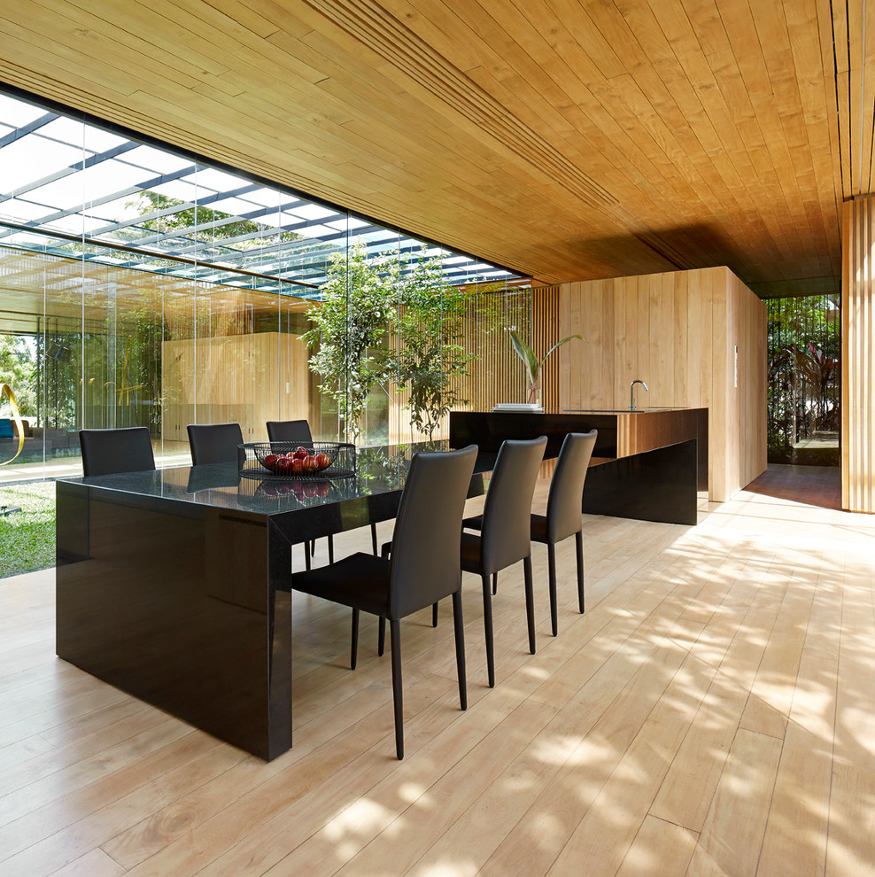 Moderne Wohnküche mit hellem Holzboden in Sonstige