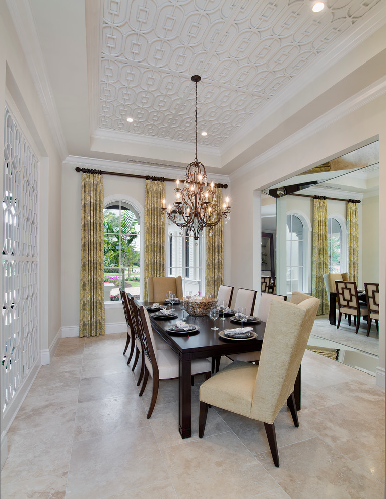 Ispirazione per una grande sala da pranzo aperta verso la cucina design con pareti beige e pavimento in pietra calcarea