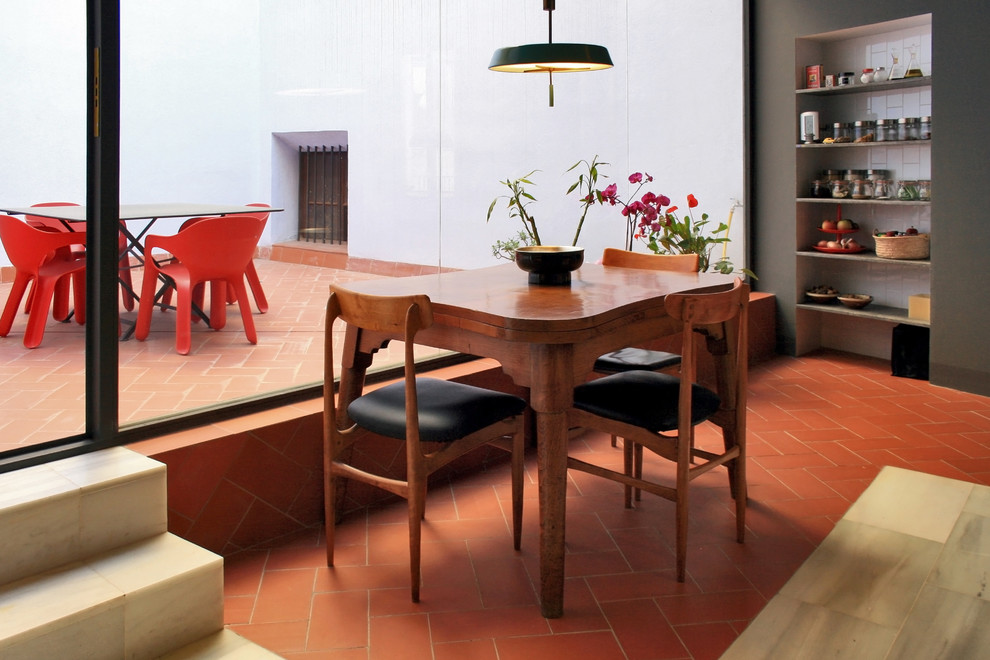 Mittelgroße Moderne Wohnküche ohne Kamin mit grauer Wandfarbe und Terrakottaboden in Barcelona