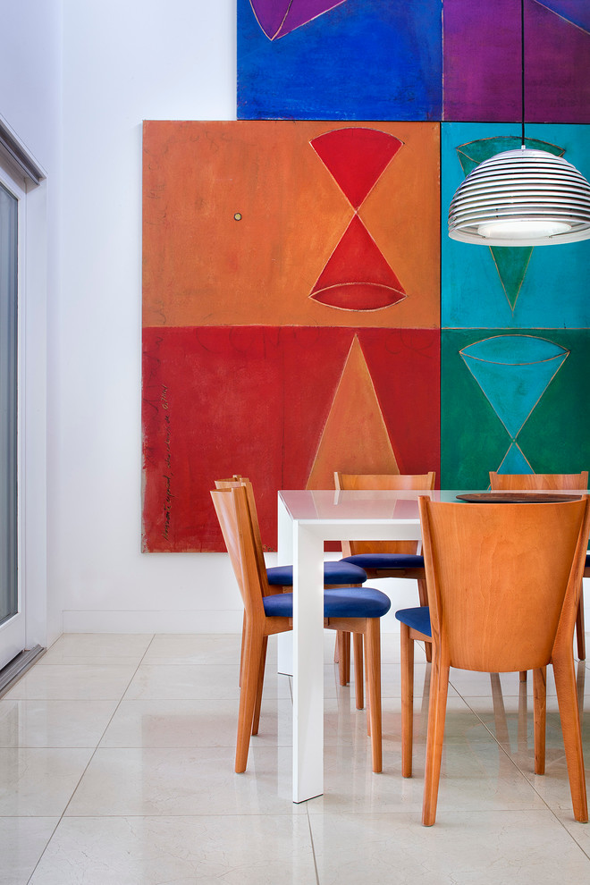 Esempio di una sala da pranzo aperta verso il soggiorno contemporanea di medie dimensioni con pareti bianche, pavimento in marmo e pavimento beige