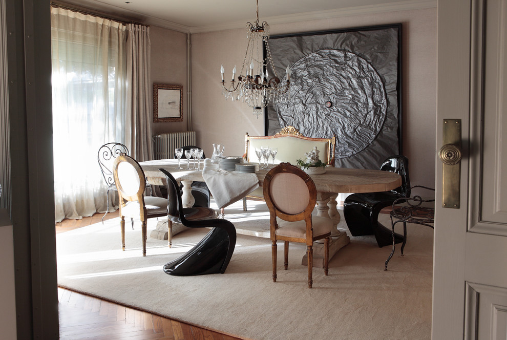 Example of a transitional dining room design in Barcelona