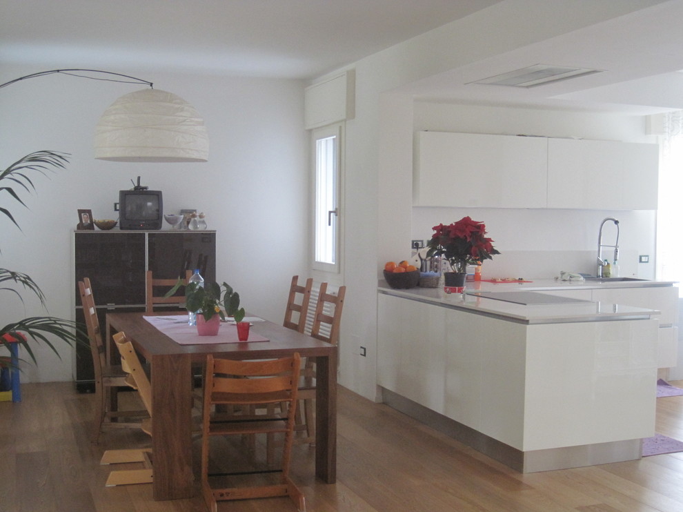 Exemple d'une petite salle à manger éclectique avec un mur blanc et un sol en bois brun.