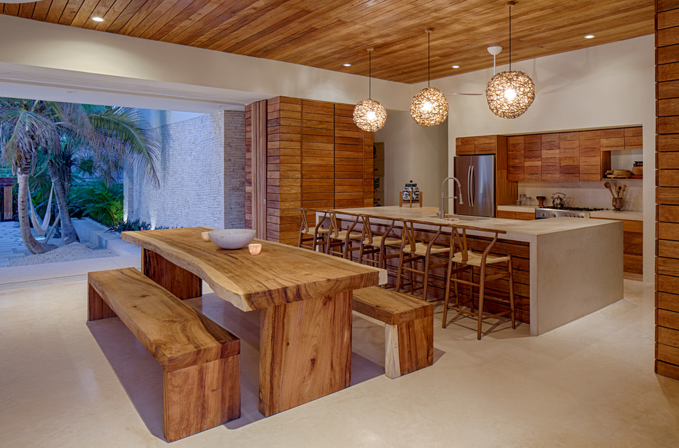 Ispirazione per una grande sala da pranzo aperta verso la cucina tropicale con pareti grigie