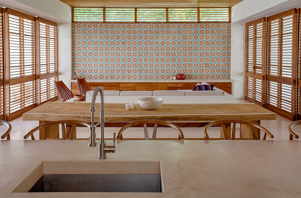 Стильный дизайн: большая гостиная-столовая в стиле модернизм с серыми стенами - последний тренд