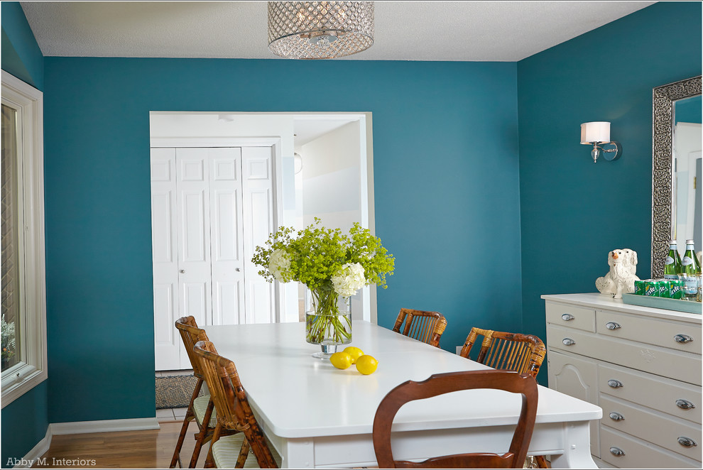 Пример оригинального дизайна: кухня-столовая среднего размера в стиле неоклассика (современная классика) с синими стенами