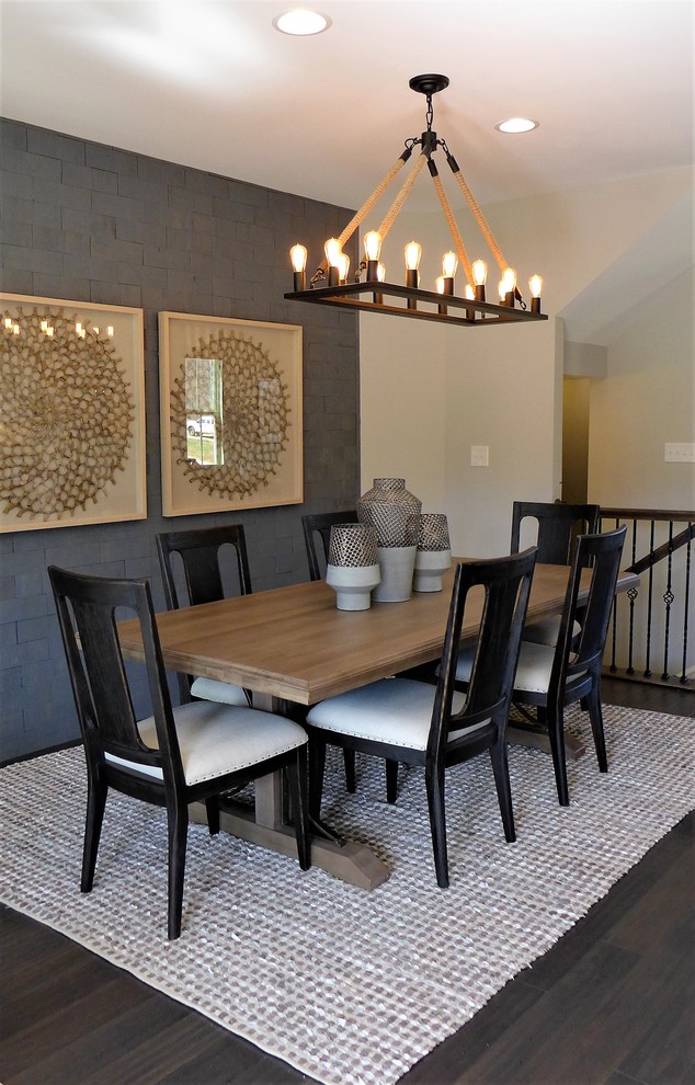 Источник вдохновения для домашнего уюта: гостиная-столовая среднего размера в стиле лофт с серыми стенами, темным паркетным полом и коричневым полом без камина