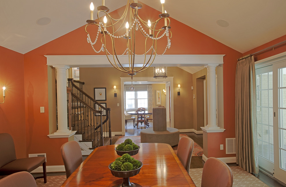 Exemple d'une rideau de salle à manger tendance avec parquet foncé et un mur rose.