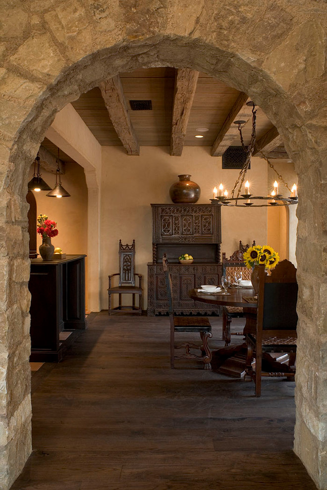 Foto di una sala da pranzo mediterranea con pareti beige e parquet scuro