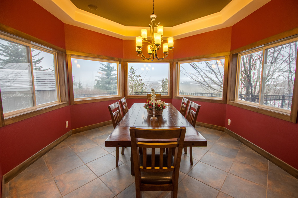 Immagine di una grande sala da pranzo tradizionale chiusa con pareti rosse, pavimento in gres porcellanato e pavimento multicolore