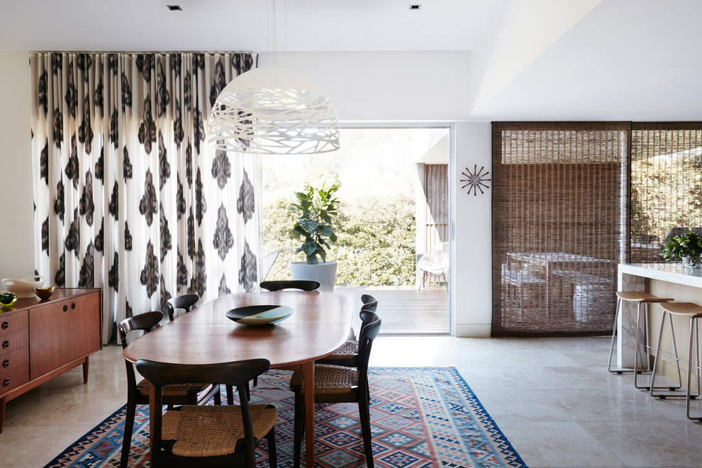 Ispirazione per una grande sala da pranzo aperta verso la cucina minimalista con pareti bianche, pavimento in marmo e nessun camino