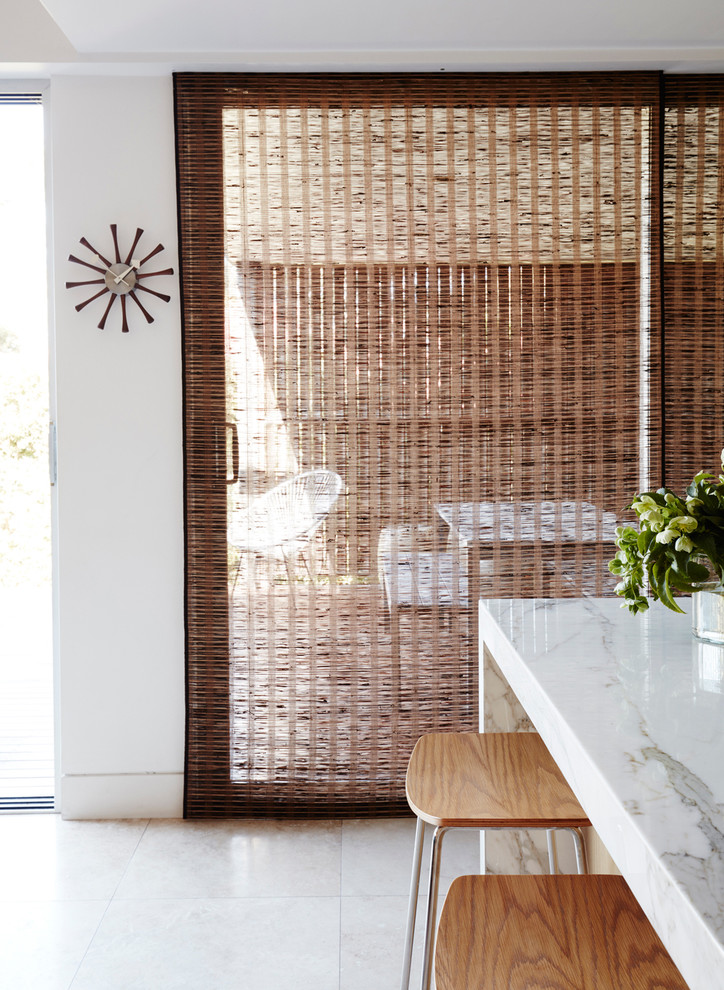 シドニーにある広いミッドセンチュリースタイルのおしゃれなダイニングキッチン (白い壁、大理石の床、暖炉なし) の写真