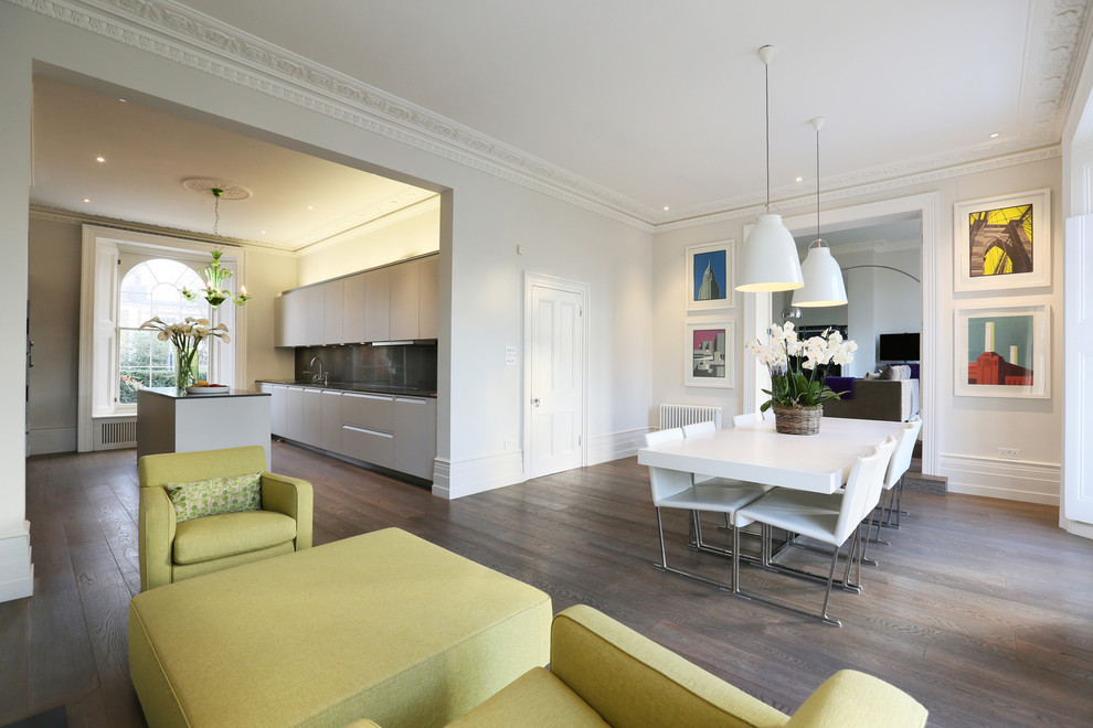 Mittelgroße Moderne Wohnküche ohne Kamin mit weißer Wandfarbe und braunem Holzboden in London