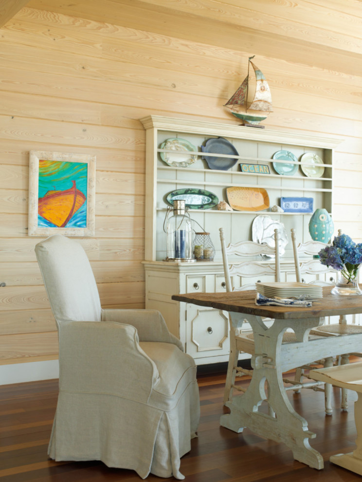 Ispirazione per una sala da pranzo stile marino con pareti beige, pavimento in legno massello medio e nessun camino