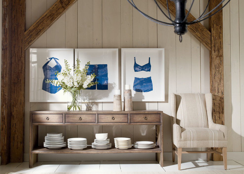 Imagen de comedor campestre de tamaño medio abierto sin chimenea con paredes beige, suelo de madera pintada y suelo blanco
