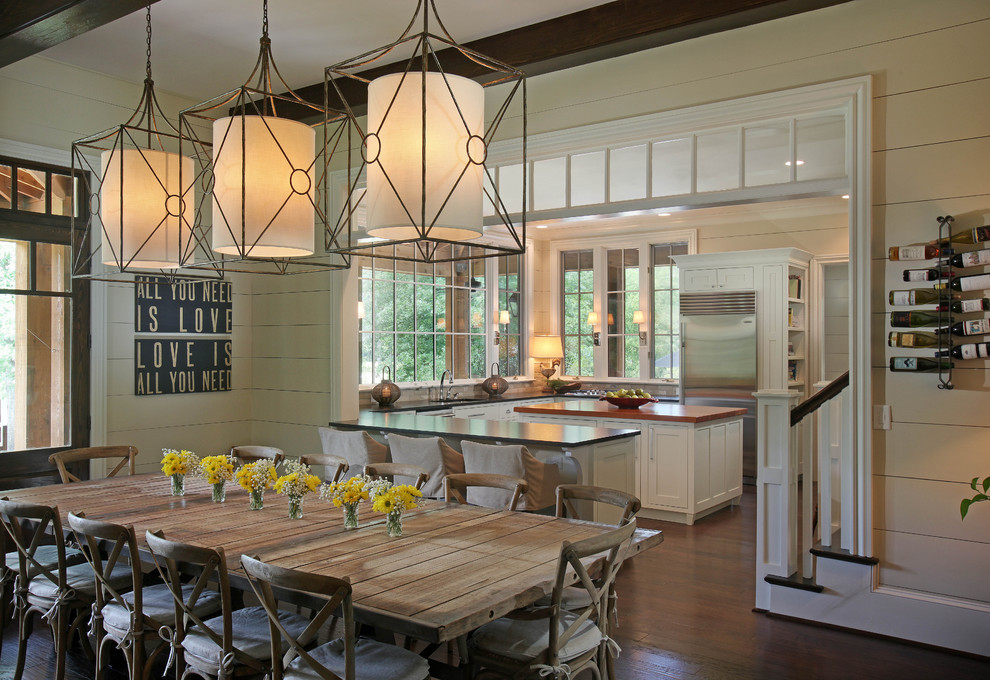 Idée de décoration pour une salle à manger ouverte sur la cuisine chalet avec parquet foncé et un sol marron.