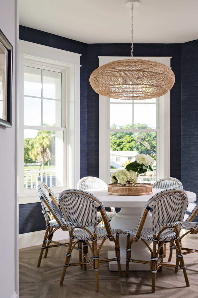 Foto di una sala da pranzo aperta verso il soggiorno costiera di medie dimensioni con pareti blu e pavimento grigio