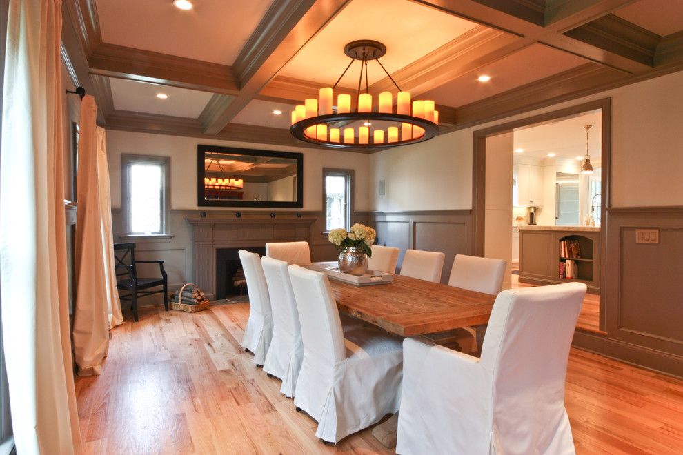 Exemple d'une salle à manger chic avec un mur beige et un sol en bois brun.