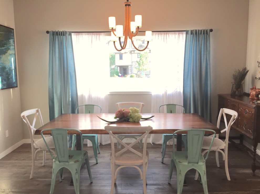 Immagine di una sala da pranzo aperta verso il soggiorno country di medie dimensioni con pareti grigie e parquet chiaro