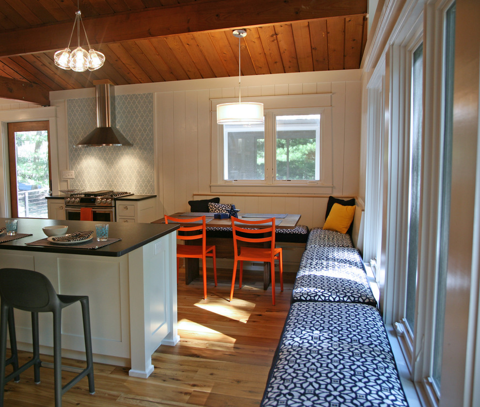 На фото: кухня-столовая среднего размера в стиле лофт с белыми стенами с