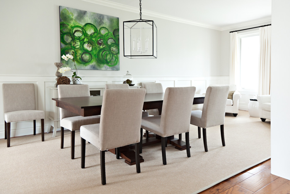 Cette image montre une rideau de salle à manger traditionnelle avec un mur blanc et un sol en bois brun.