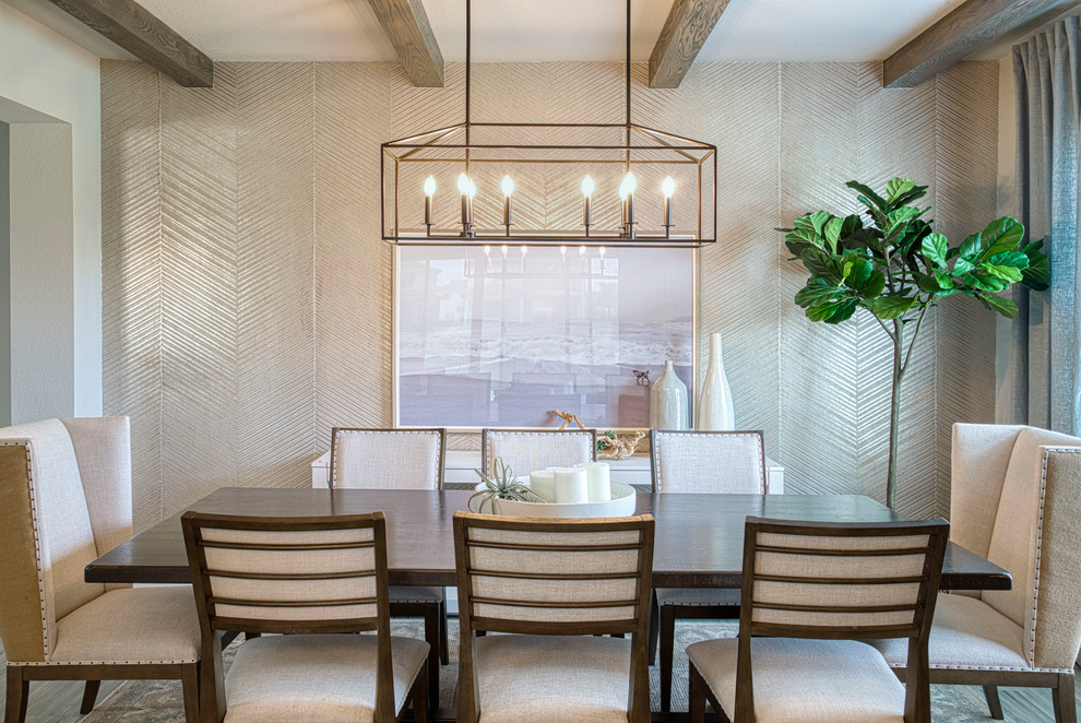 Idee per una sala da pranzo stile marinaro chiusa con pareti con effetto metallico e nessun camino