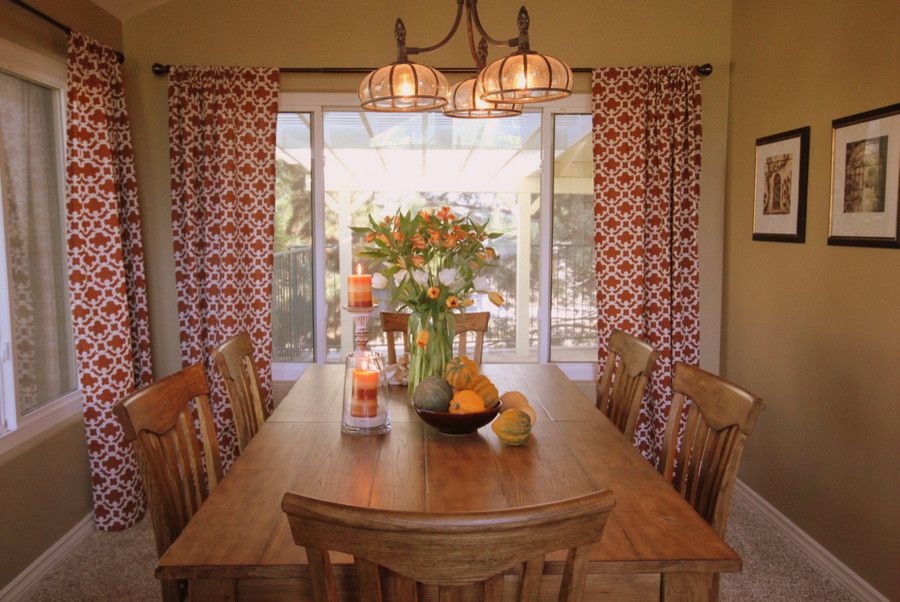 Пример оригинального дизайна: большая гостиная-столовая в стиле неоклассика (современная классика) с бежевыми стенами и ковровым покрытием без камина