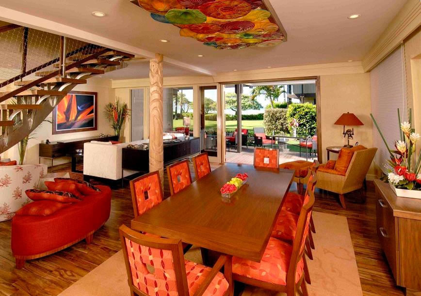 Offenes Esszimmer mit beiger Wandfarbe und braunem Holzboden in Hawaii