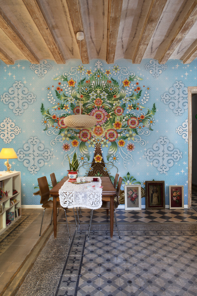 Inredning av en eklektisk stor matplats med öppen planlösning, med blå väggar och klinkergolv i keramik