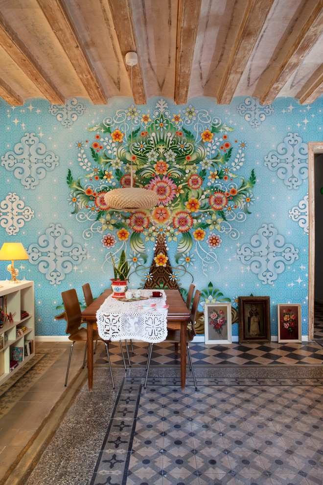 Immagine di una sala da pranzo aperta verso il soggiorno eclettica di medie dimensioni con pareti multicolore, pavimento con piastrelle in ceramica e nessun camino