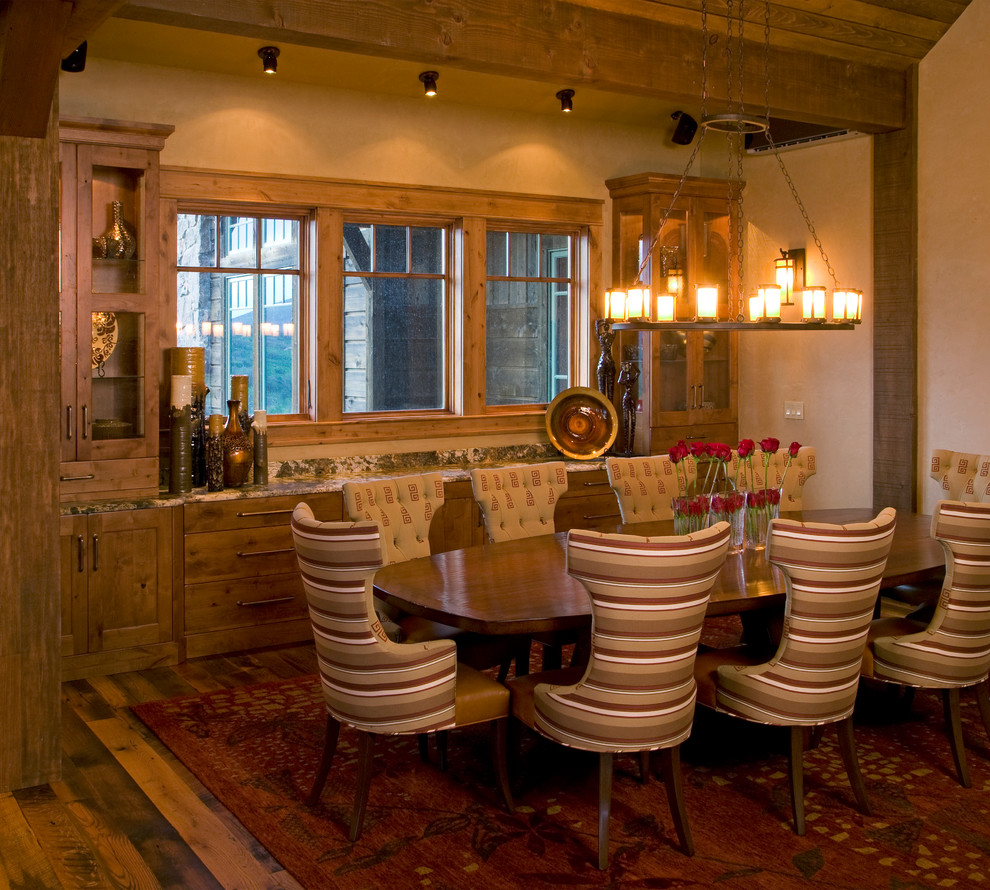Foto de comedor rural con paredes beige y suelo de madera en tonos medios