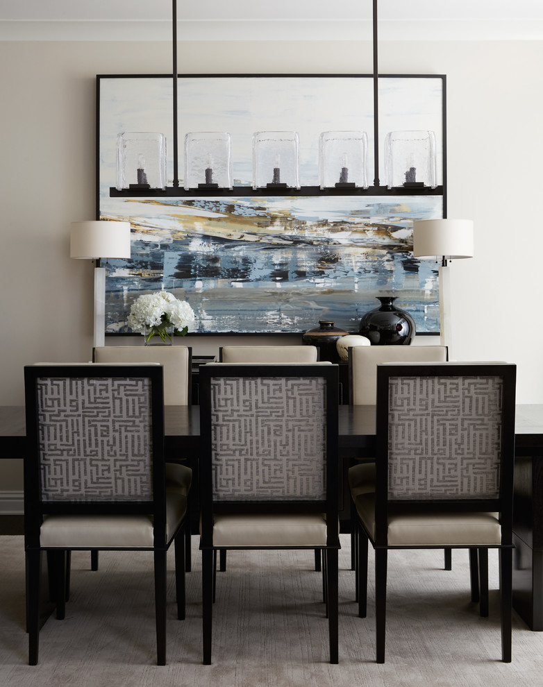 Идея дизайна: отдельная столовая среднего размера в стиле неоклассика (современная классика) с серыми стенами, коричневым полом и темным паркетным полом без камина