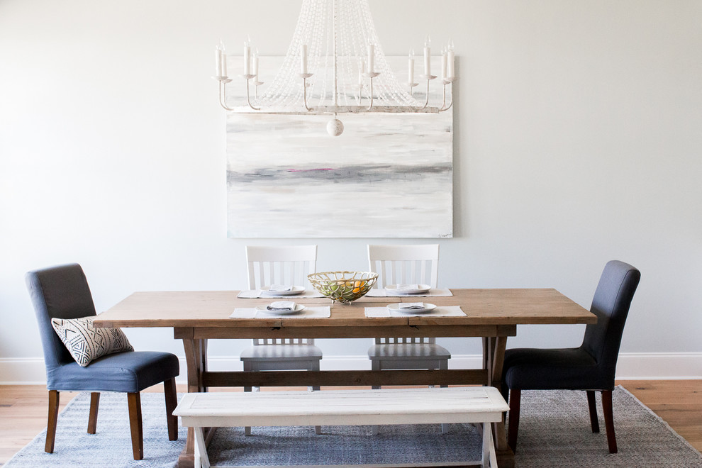 Источник вдохновения для домашнего уюта: столовая в стиле неоклассика (современная классика) с серыми стенами и светлым паркетным полом