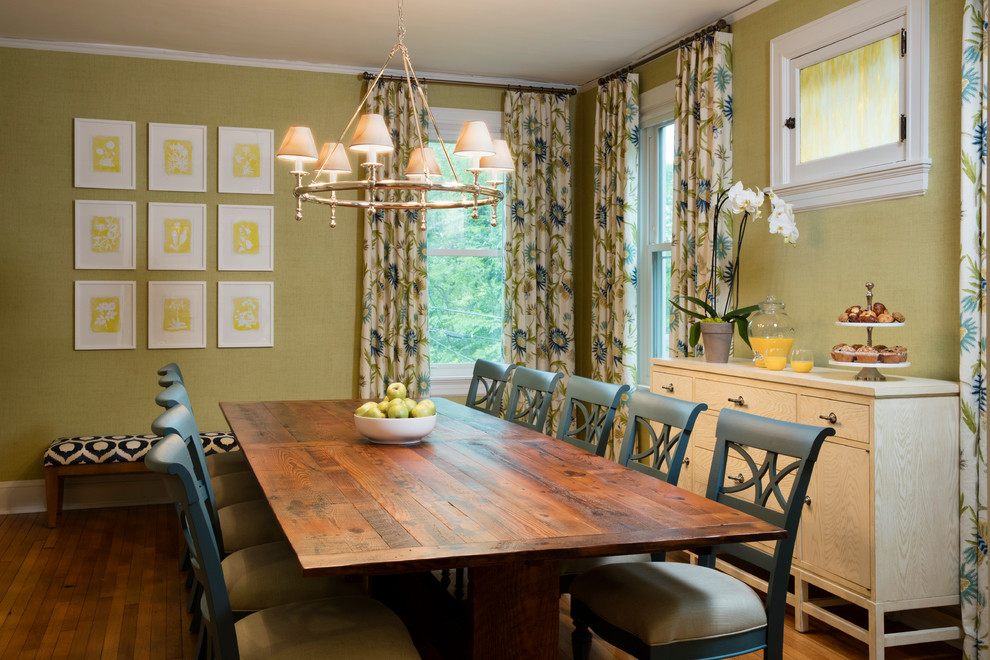 Стильный дизайн: кухня-столовая среднего размера в классическом стиле с зелеными стенами, паркетным полом среднего тона и коричневым полом - последний тренд