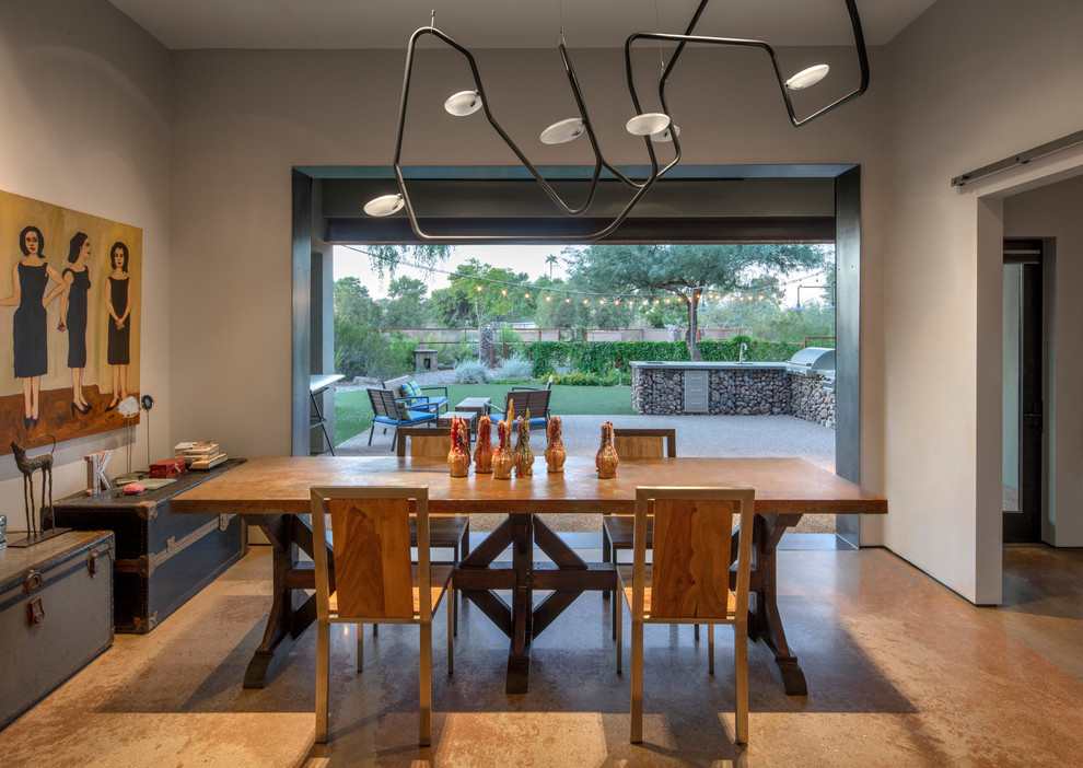 Esempio di una sala da pranzo contemporanea con pareti grigie, moquette e pavimento marrone
