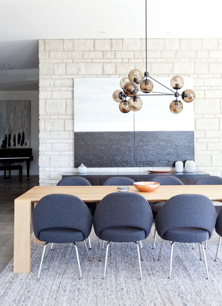 Cette image montre une grande salle à manger ouverte sur le salon design avec un mur blanc et moquette.