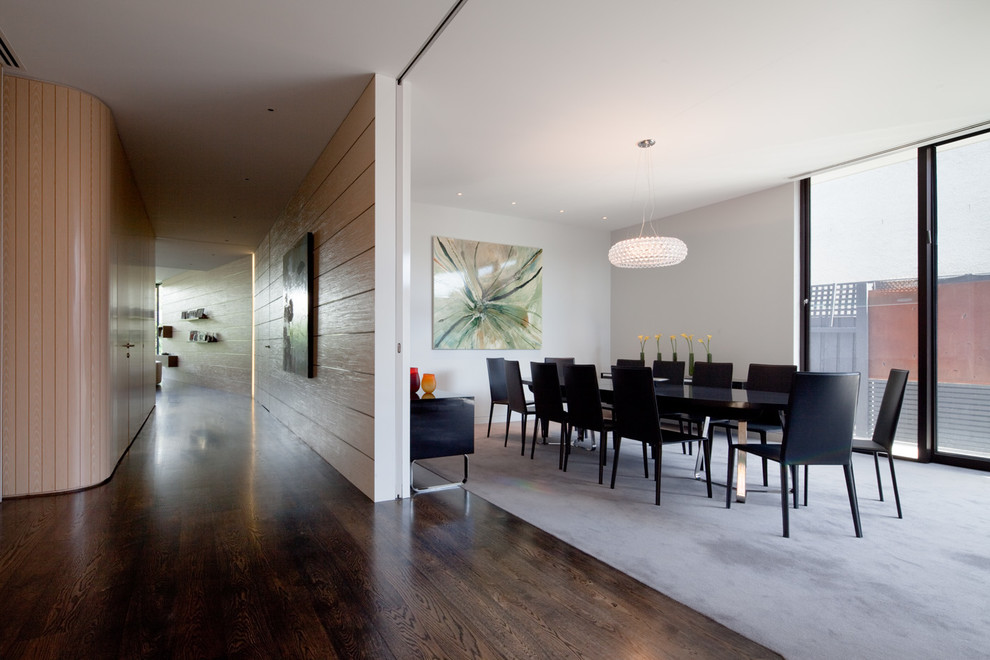 Стильный дизайн: гостиная-столовая среднего размера в современном стиле с белыми стенами и темным паркетным полом - последний тренд