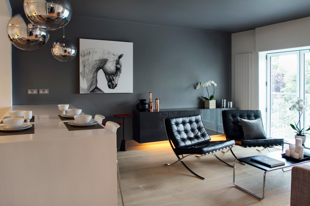 Mittelgroße Moderne Wohnküche mit grauer Wandfarbe, hellem Holzboden und beigem Boden in London