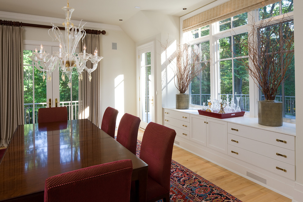 Esempio di una sala da pranzo classica con pareti bianche e pavimento in legno massello medio