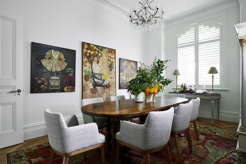Aménagement d'une salle à manger classique fermée avec un mur blanc, un sol en bois brun et un sol marron.