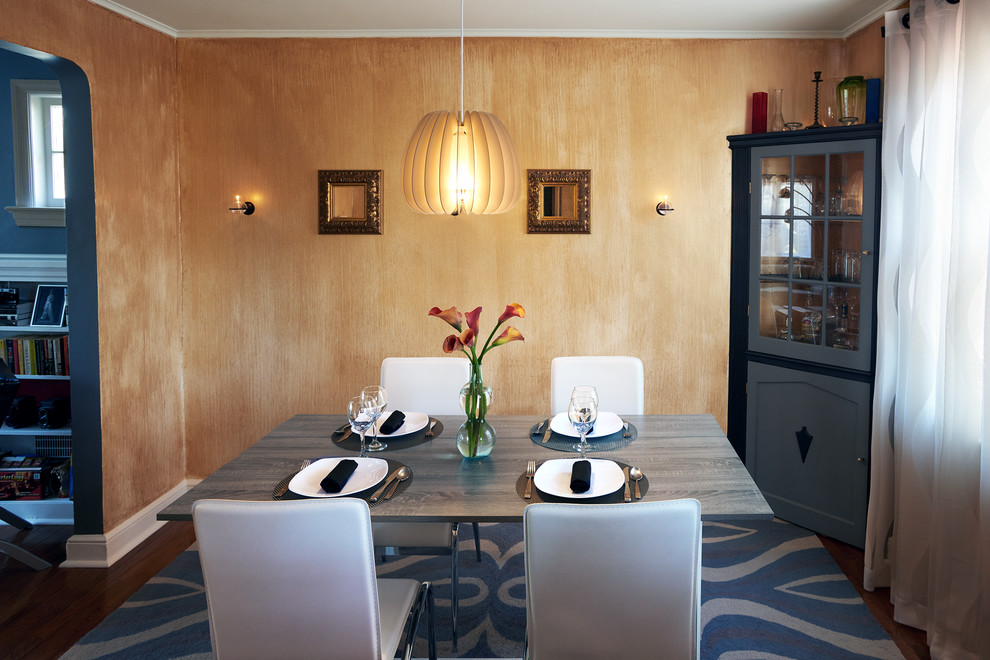 Idee per una piccola sala da pranzo aperta verso la cucina moderna con pareti con effetto metallico e moquette