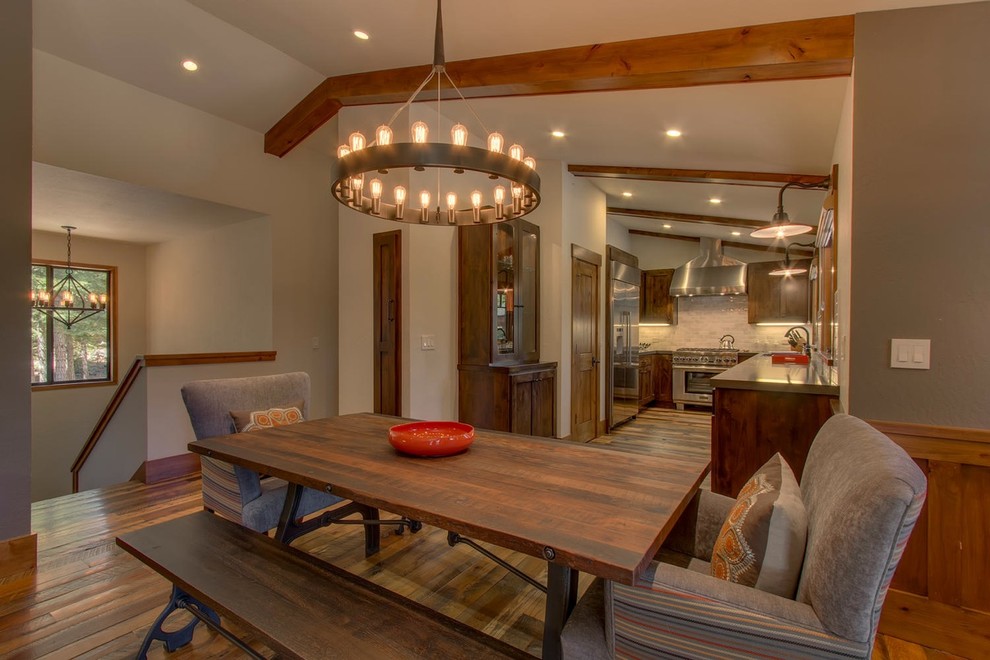 Ispirazione per una sala da pranzo aperta verso la cucina stile shabby con pareti beige e pavimento in legno massello medio